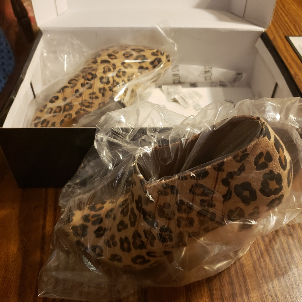 Size 5 colin stuart leopard bootie heels